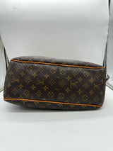 LOUIS VUITTON Brown handbags