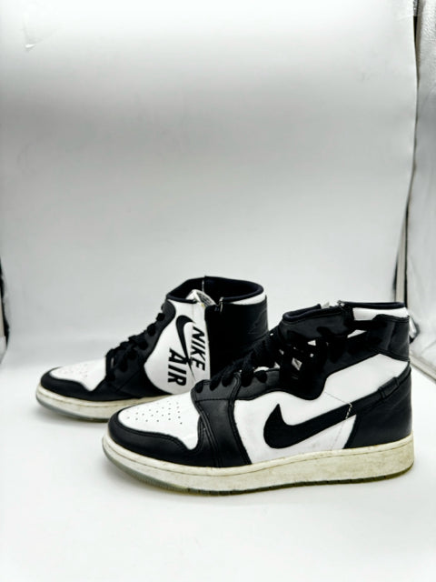 NIKE 7.5 black and white SHOES