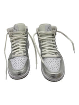 NIKE 8 WHITE AND SILVER SHOES