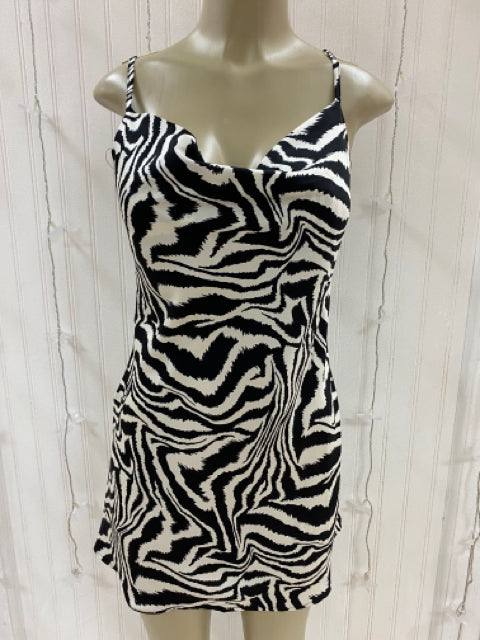 Size M know.one.cares black and white Dress