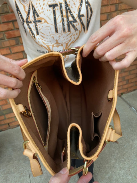 LOUIS VUITTON Brown handbags